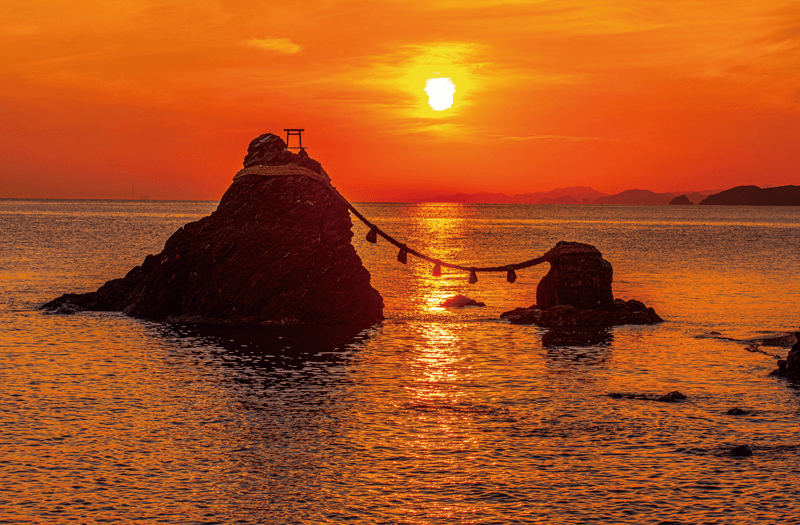 夫婦岩と朝陽（6月頃） イメージ