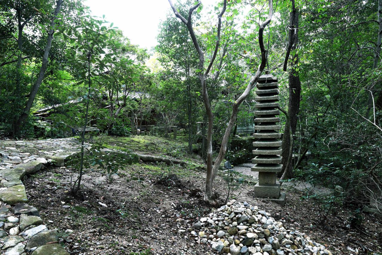 時が経つのを忘れてしまう特別な空間。庭を歩いていると、どこにいるのかすら分からなくなる。「“迷子にさせる”って言ってます。ここに入ったら違う世界だから、俗世を忘れて楽しもうって。迷子になった方が、楽しいんですよ」