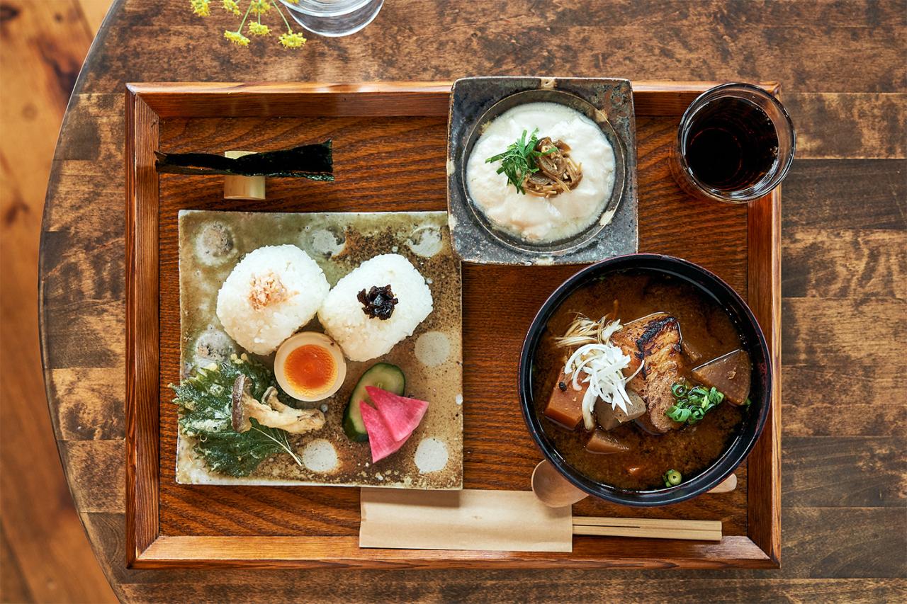 ゴロゴロ炙り角煮味噌汁定食 1,480円。写真のおむすびは鮭と昆布。