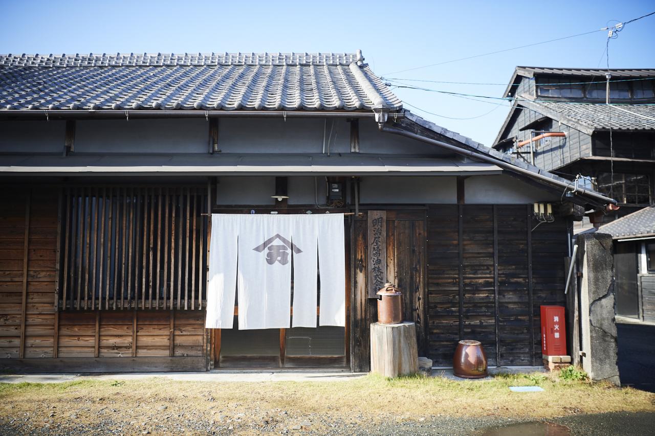 登録有形文化財に指定されている明治屋醤油店舗兼主屋。