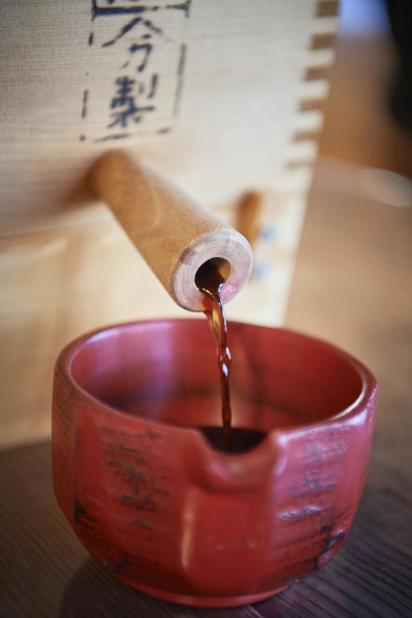 「明治屋醤油」で醤油を搾る特別体験。明治8年創業の変わらない伝統が生み出す日本の味。