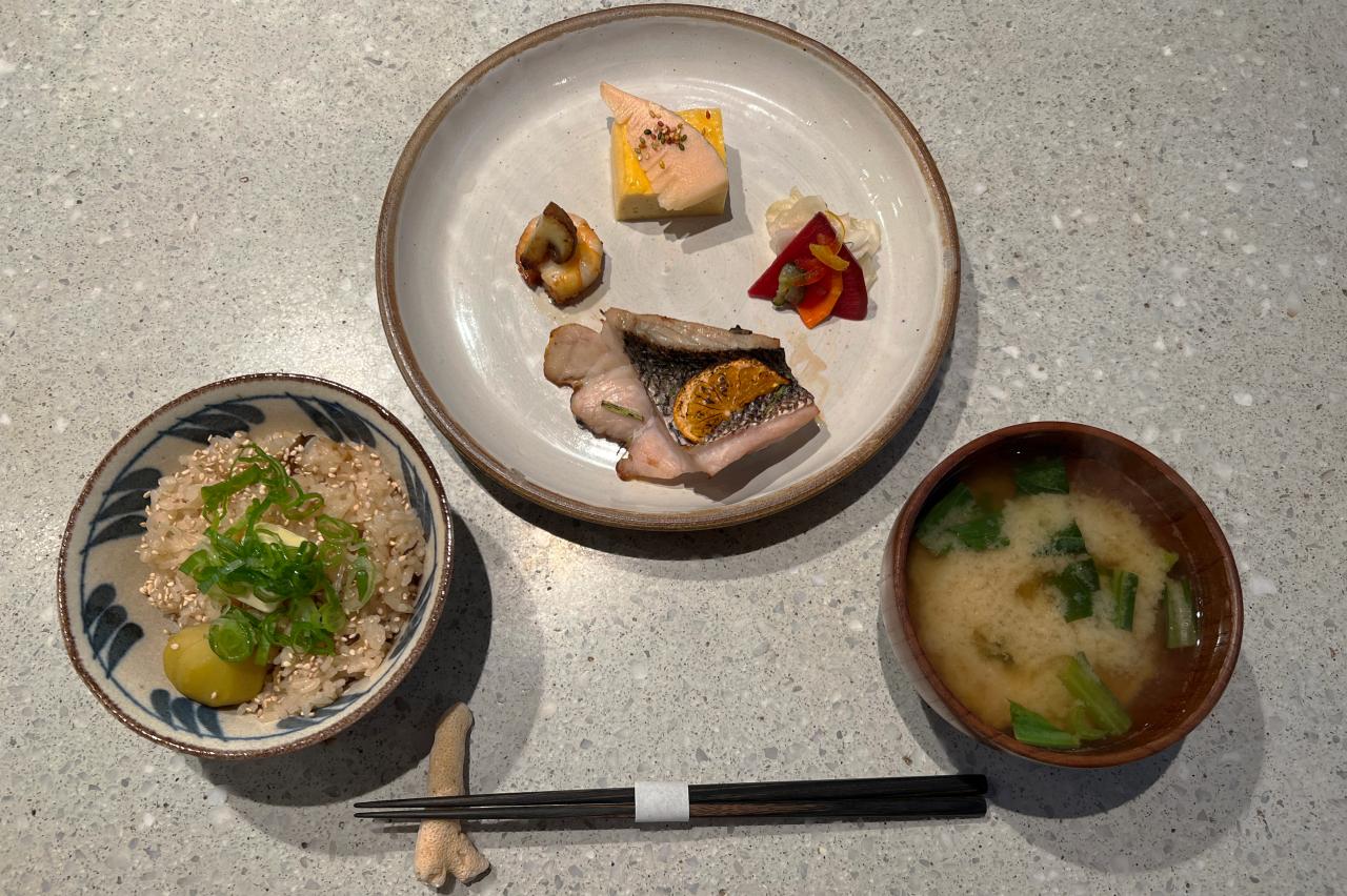 アレンジできるのが嬉しい和定食。大きな栗の入った日替わりの炊き込みごはんは、バターを混ぜていただきます。