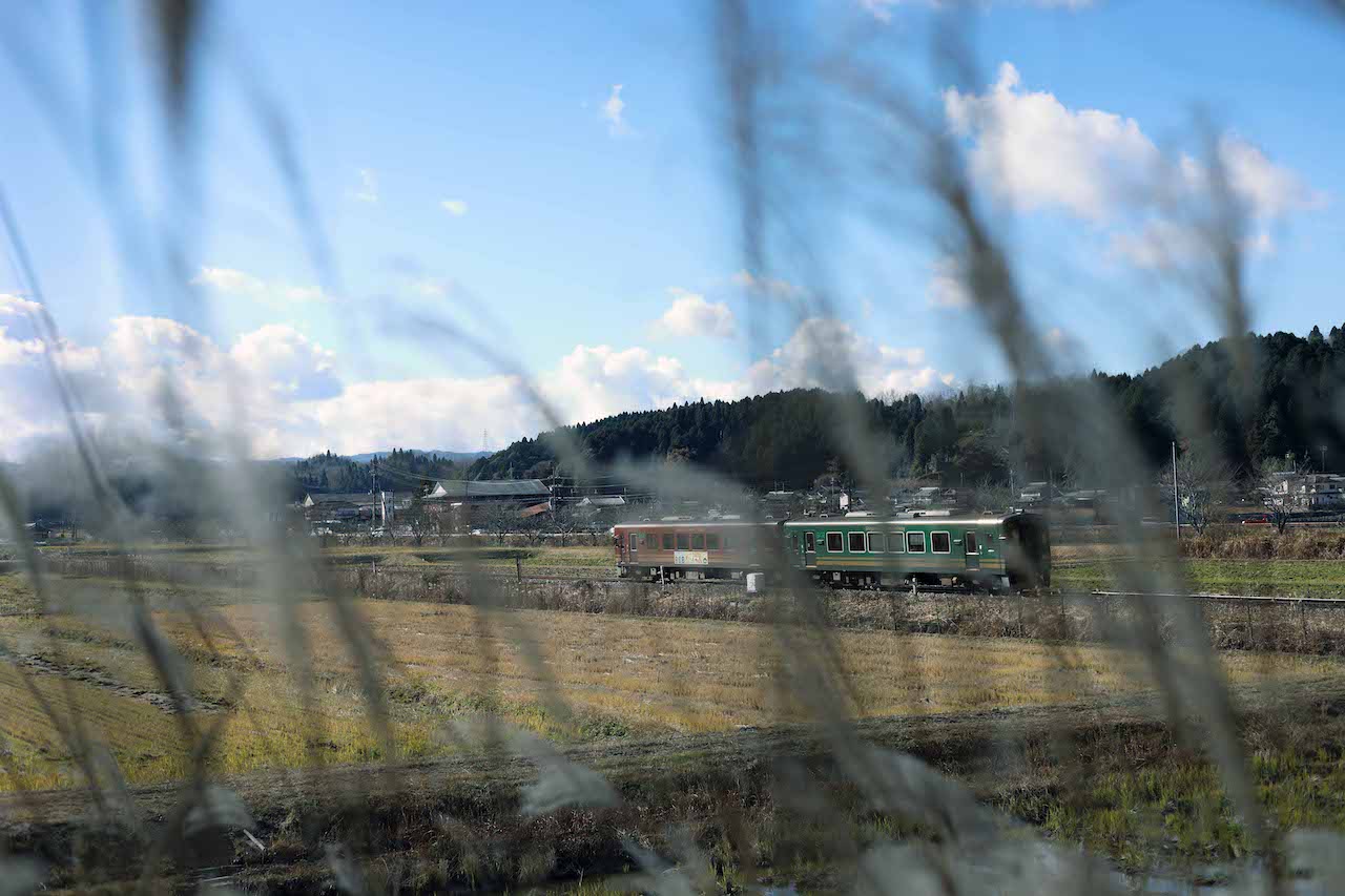 田んぼの間を走る信楽高原鐵道。「田舎で都会みたいなことをしても意味ないな、と思う。こういう景色だったり、ゆったりした感じとか自然っていう田舎の良さ…… そういうのを大事にしたい」