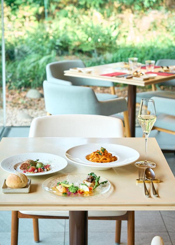 「TEIEN Restaurant comodo」ガーデンの中のレストランで、ハレの日のイタリアンをいただく。〈東京都庭園美術館〉