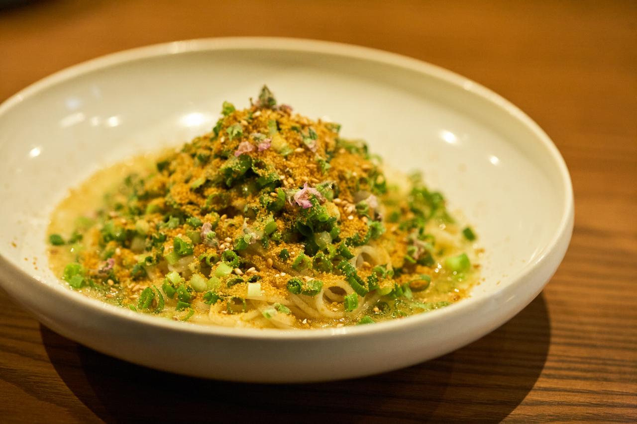 オープン当初からの人気メニュー「AOPボッタルガ素麺」1,300円。にんにくの風味とからすみがアクセントになって、お酒にも合う。