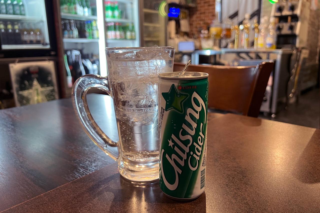 韓国の国民的炭酸飲料「チルソンサイダー」で乾杯！韓国気分が盛り上がってきました。 