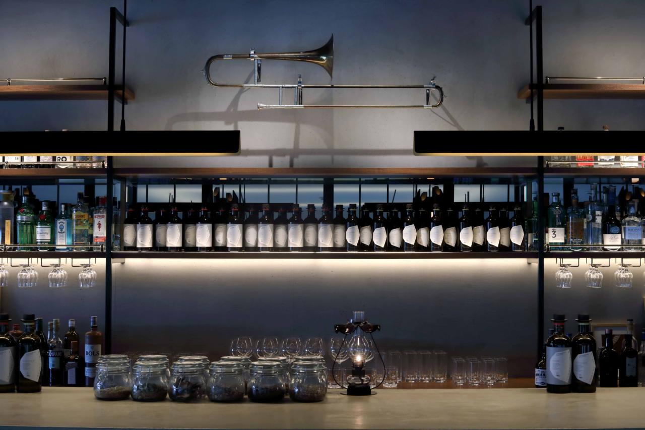 Barスペースには、東京八王子蒸溜所のモチーフにもなっているトロンボーンの原型「サックバット」が。