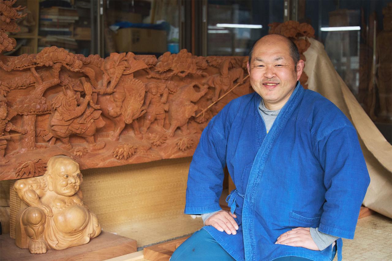 井尻彫刻所3代目、彫刻師の井尻一茂さん。