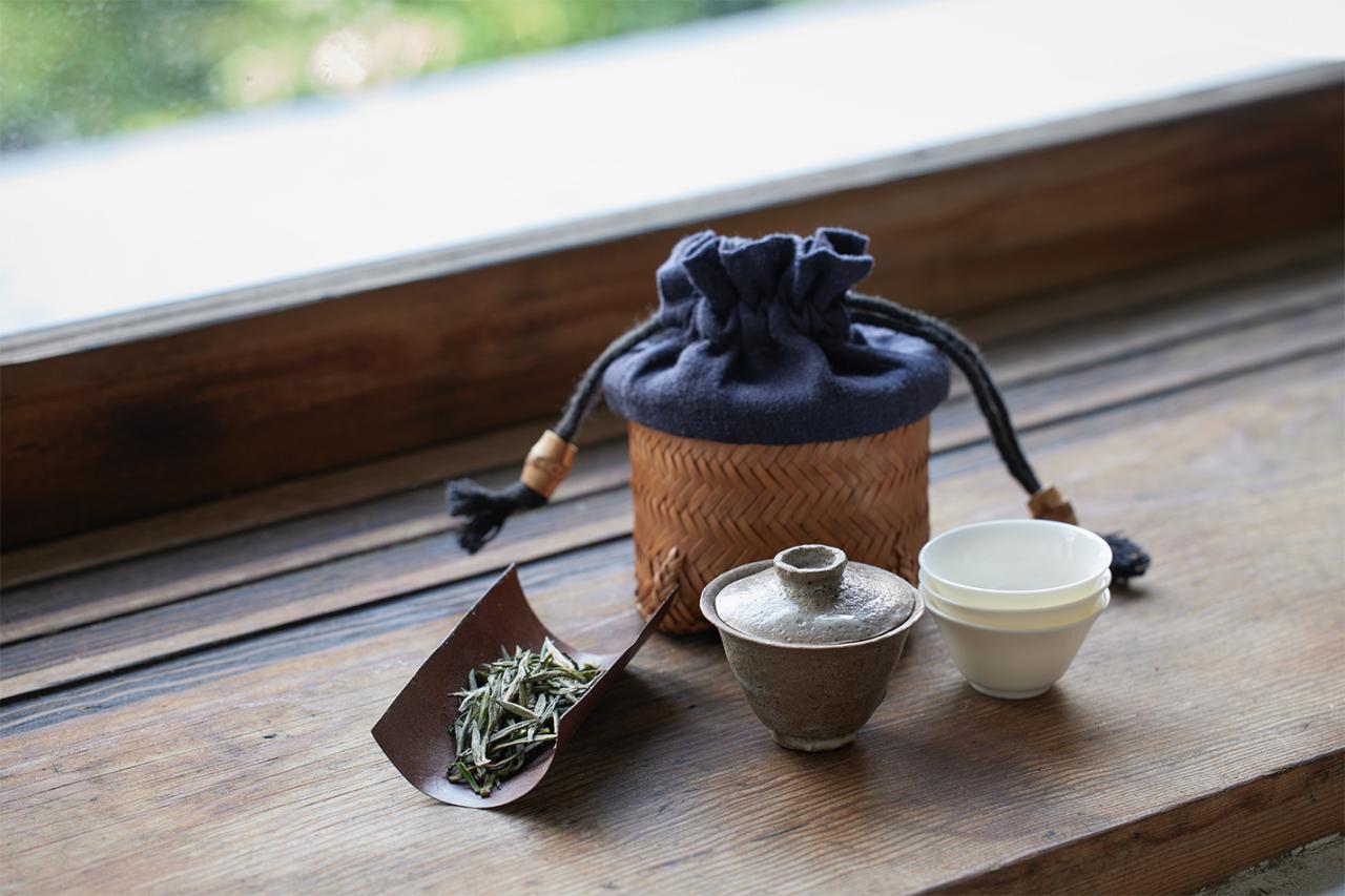 小さな茶器セット：清水志郎の小蓋碗、黄聖（中国の作家）の小茶杯、茶葉（その時々）＋茶則