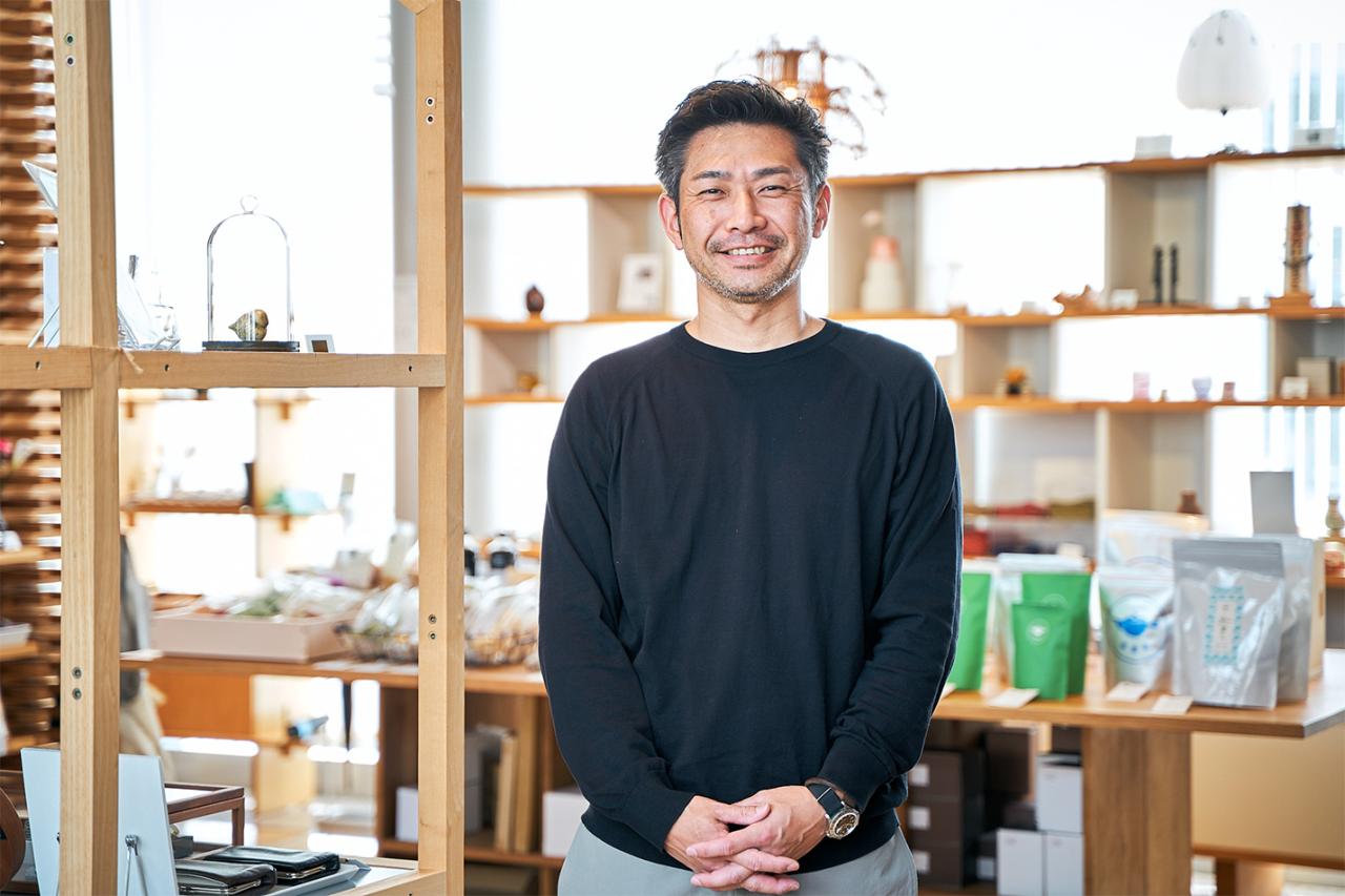 〈soup.〉は創業18年を迎え、作り手とのコミュニケーションも密にとってきた店主の松本典之さん。