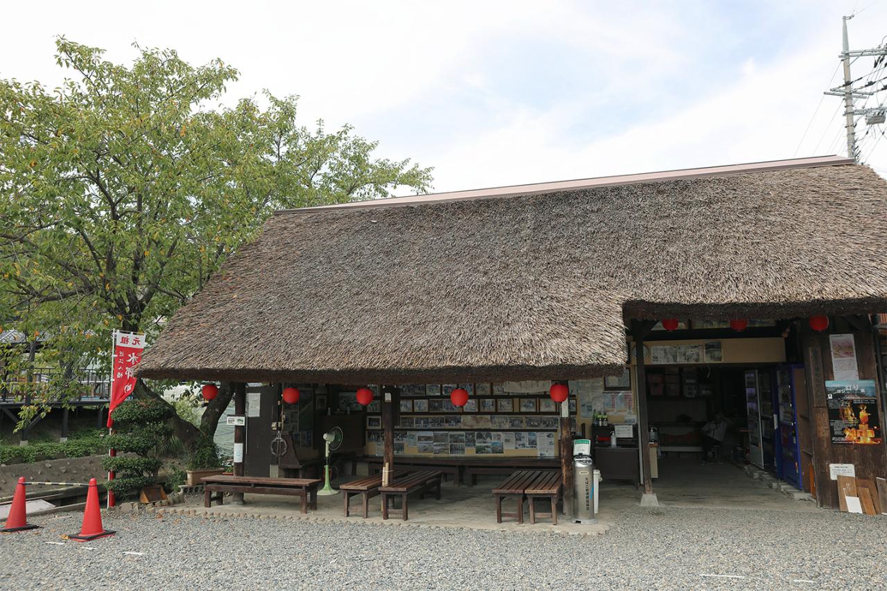 〈元祖近江八幡水郷めぐり〉の運営する水郷めぐりの乗船所。名産であるヨシを葺いた屋根にも注目。