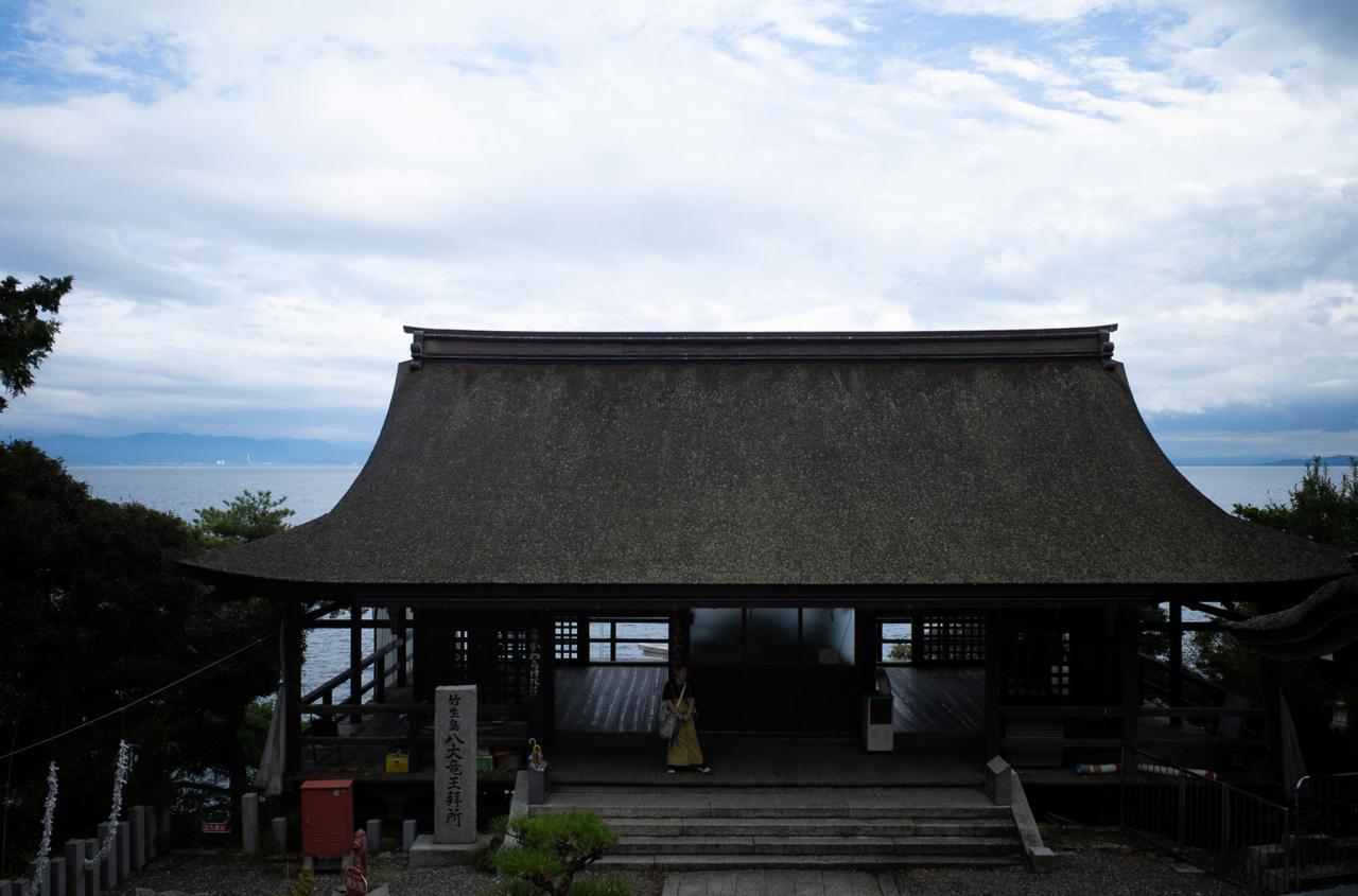竜神拝所の後ろには琵琶湖が広がります。