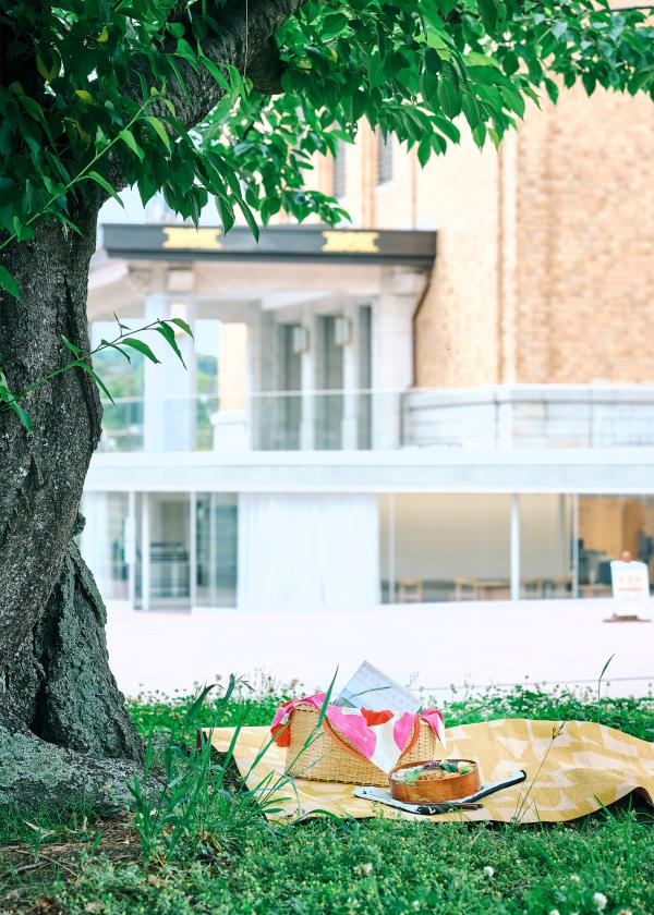 「ENFUSE」のお弁当を持って、〈京都市京セラ美術館〉前の芝生でピクニック。