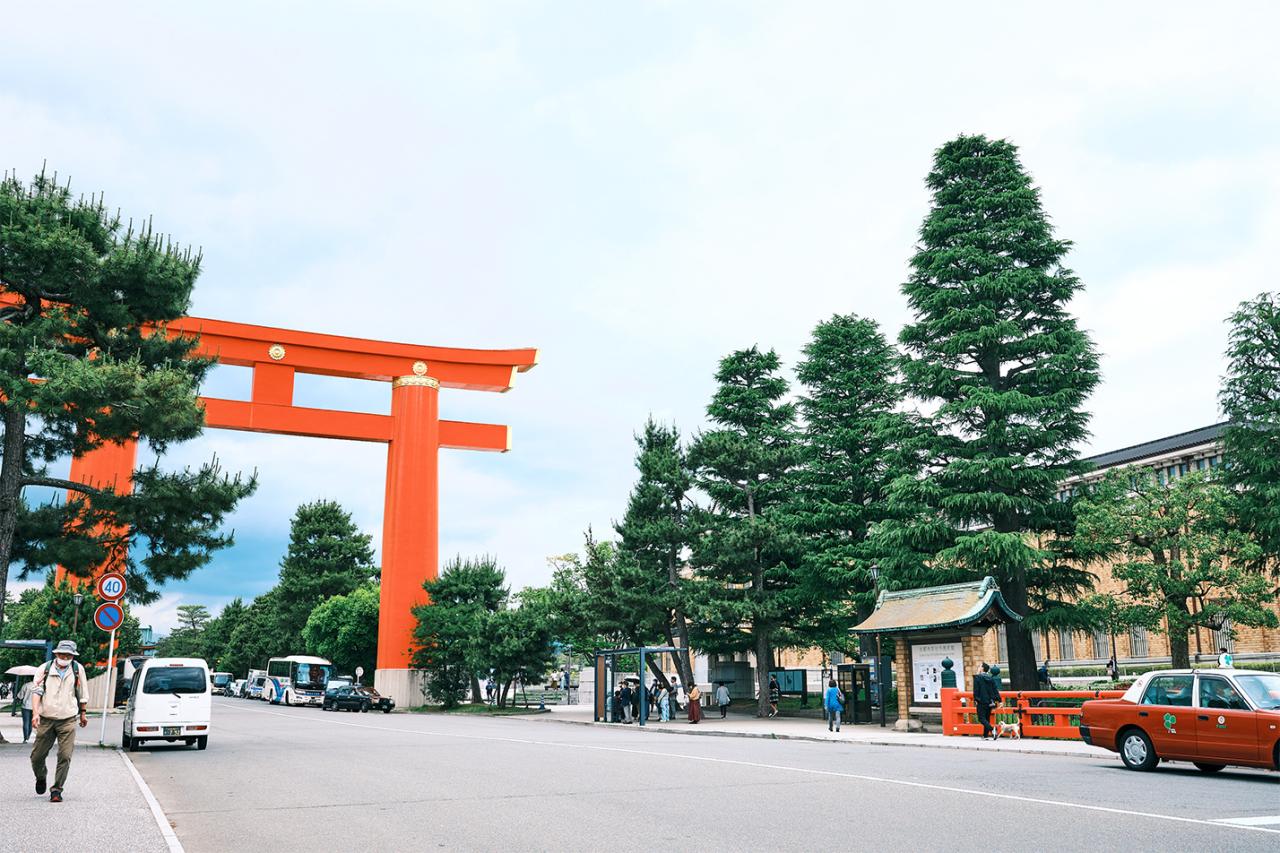 美術館に面した神宮通には、平安神宮の大鳥居も。