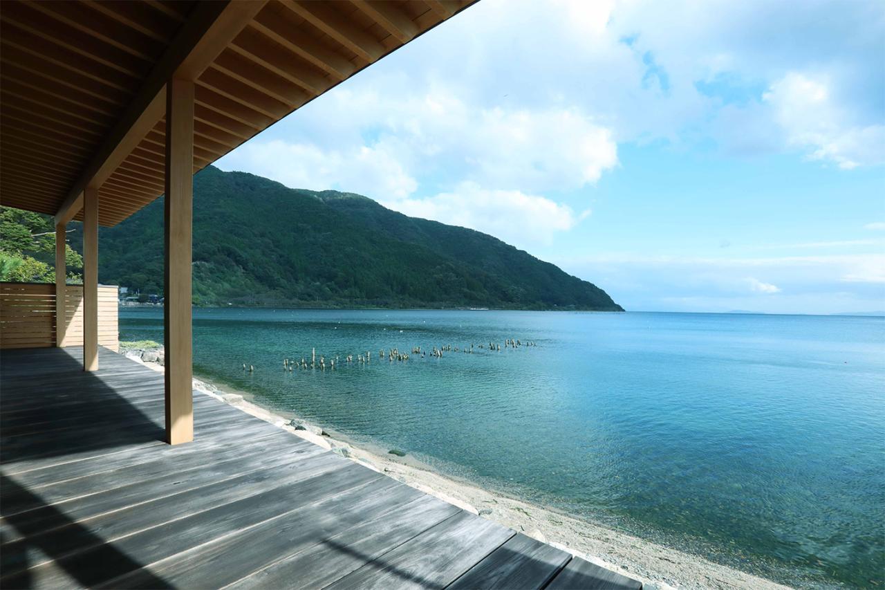 入店したときは曇り空だったのが、いつのまにか真夏のような強い陽射しに。湖面の表情がみるみる変わっていくのに魅せられて、気づけばぼんやり琵琶湖を眺めてしまう。「私たちも毎日ここに立ってるんですけど、本当に“飽きもせず”、っていう感じです」（奈緒子さん）