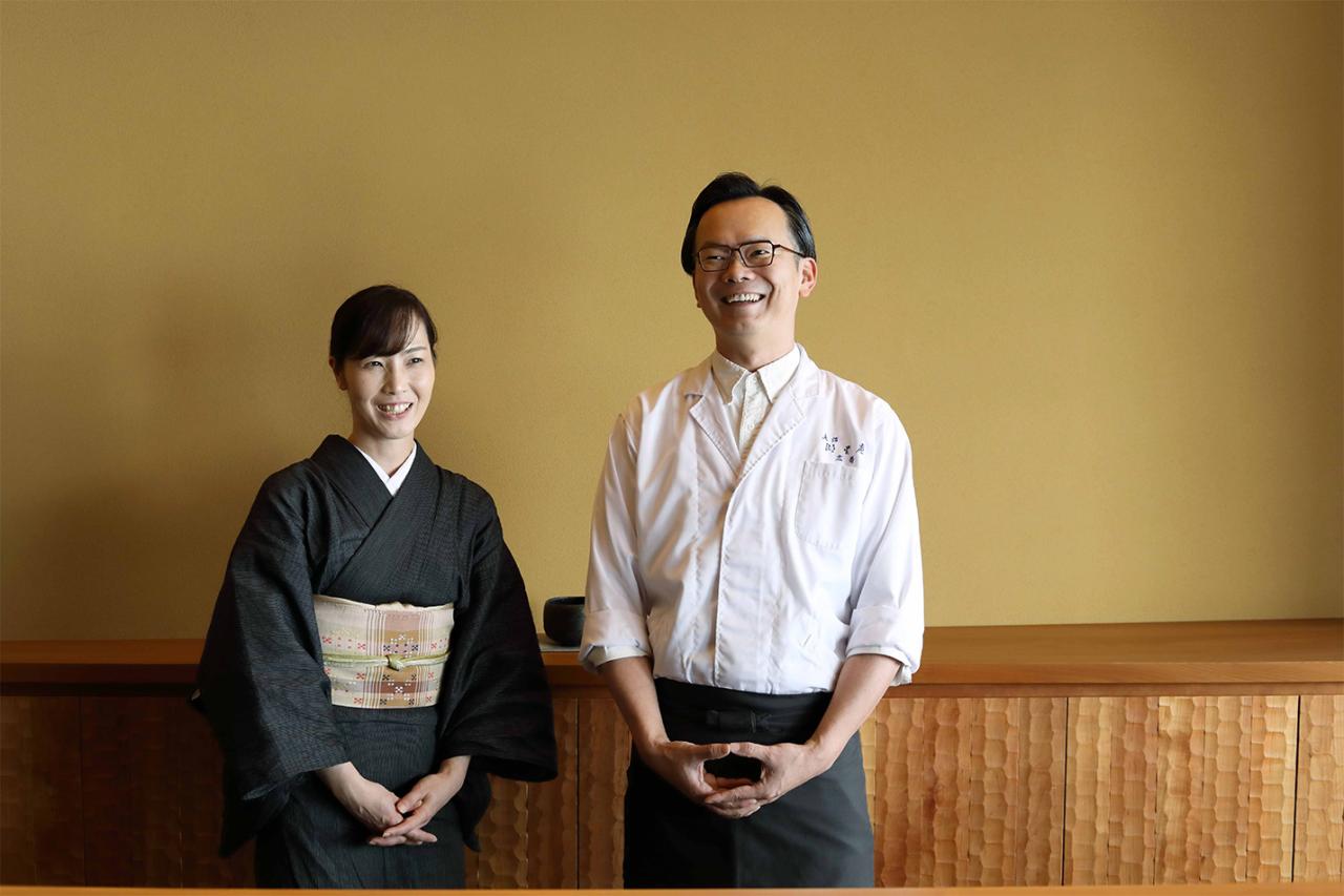 京都の料亭での修行時代に知り合ったという謙祐さんと奈緒子さん。上のお子さんは現在、大学で発酵について学んでいるそう。「（店を）継いでくれとか、そういうことは望んでないんです。思ったように生きてほしい。でも将来の選択肢に入れてくれているのかな、と思うとやっぱり嬉しいですね」。