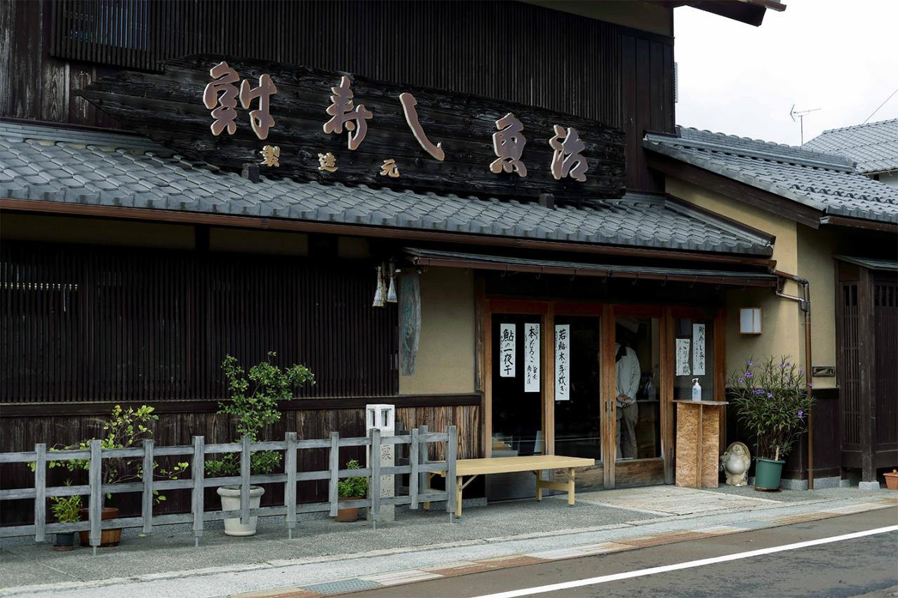 お店の向かいにある魚治本店。こちらもとても立派だが、周辺には同じく昔ながらの木造家屋や瓦葺きの建物、たくさんの寺院が軒を連ねていて、とても風情がある。「この街道沿いが、重要文化的景観地域になっているんです」と聞いて納得。