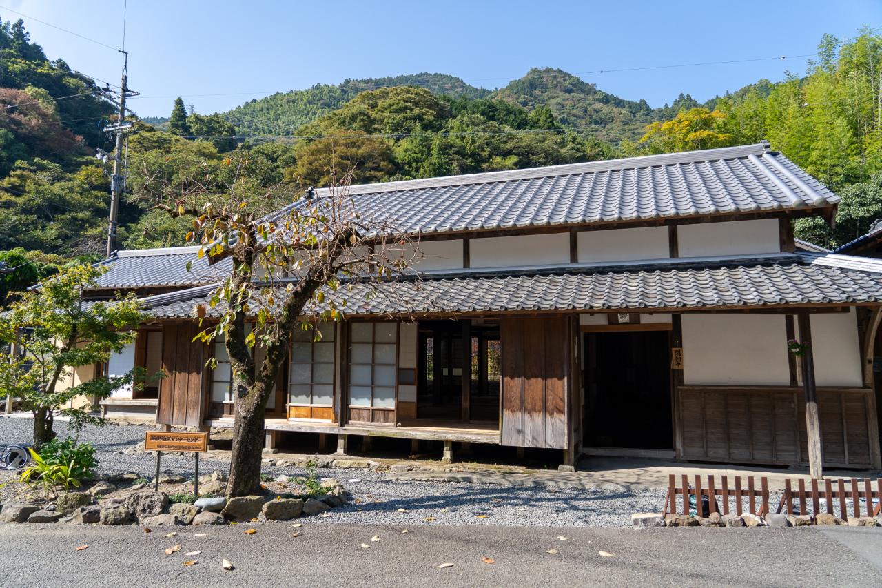 歴史的な建造物をパネルなどで紹介している「花沢地区ビジターセンター」。このエリアは静岡県で初めて国の重要伝統的建造物群保存地区にも選定されたようです