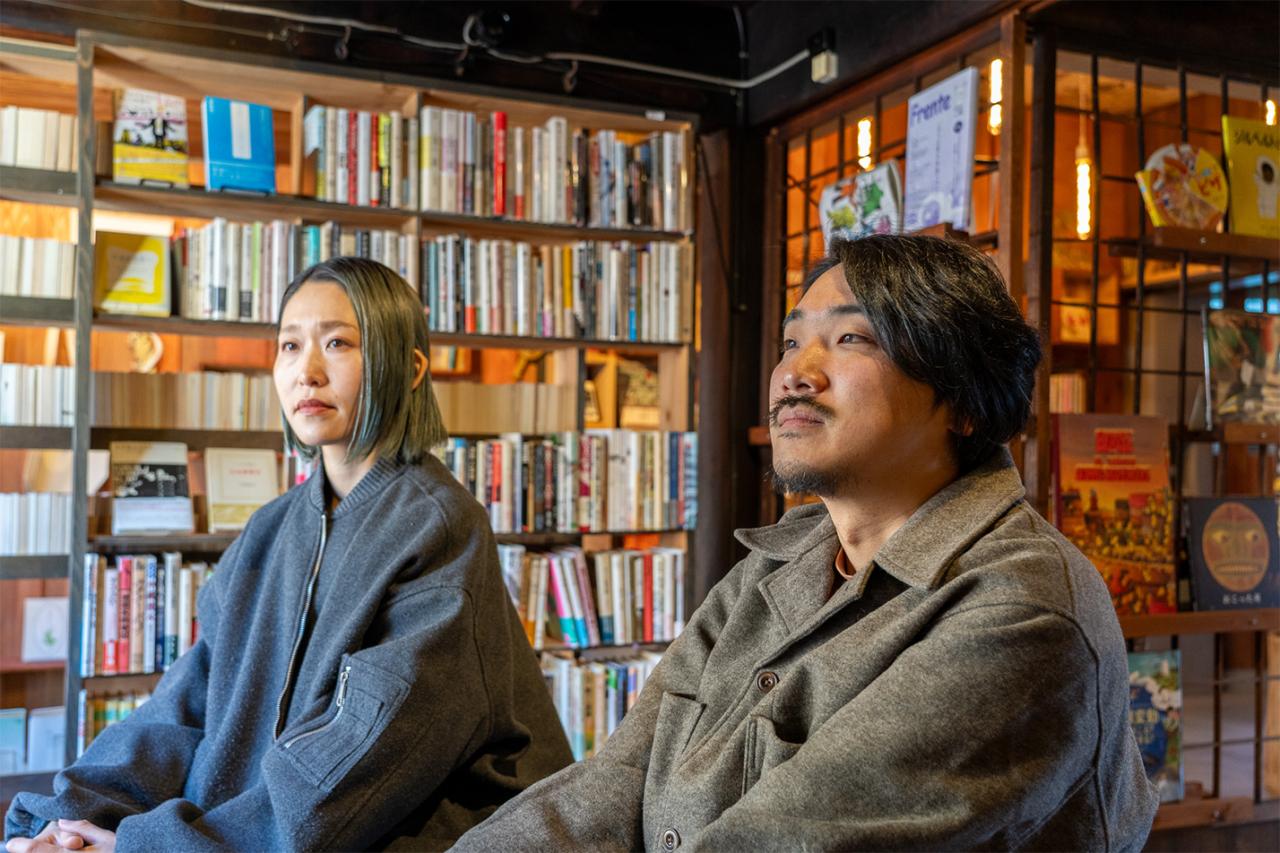 右から〈トンガ坂文庫〉を運営する豊田宙也さんと本沢結香さん