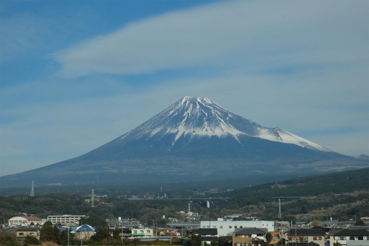 いつも京都に向かう際は、できる限り富士山の見える窓側席を取っています。やはり、富士山の雄大さを眺めると現地に着く前に気持ちがフラットになります。こちらは、とても綺麗にとれてお気に入りの一枚です。（写真提供：西村佳純）