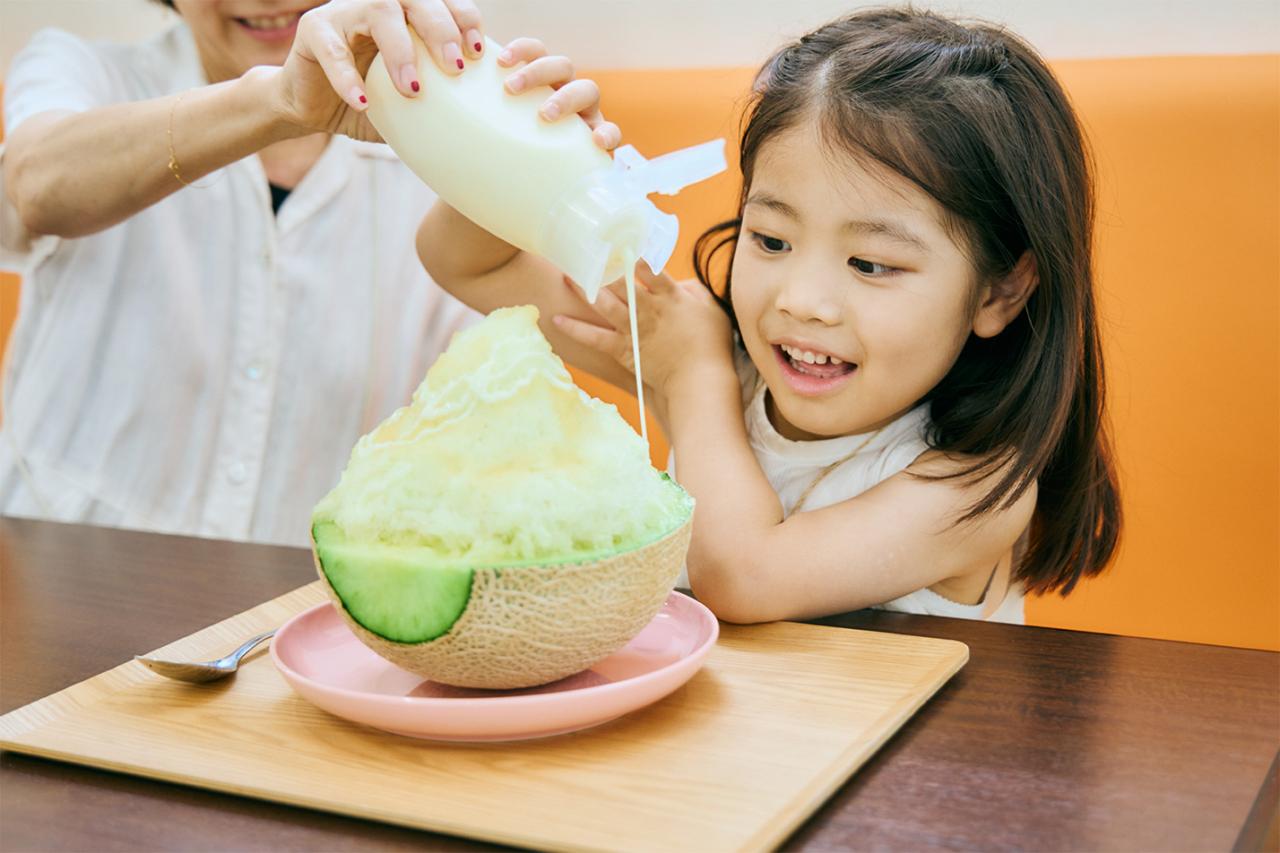 練乳をたっぷりかけて。メロンの優しい甘みと、ひんやり感がたまらないかき氷は夏の水分補給にも。