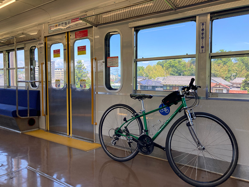 近江鉄道の一部の区間では、自転車をそのまま載せることができる。自転車持込み可能な区間と時間は限られるので注意したい。