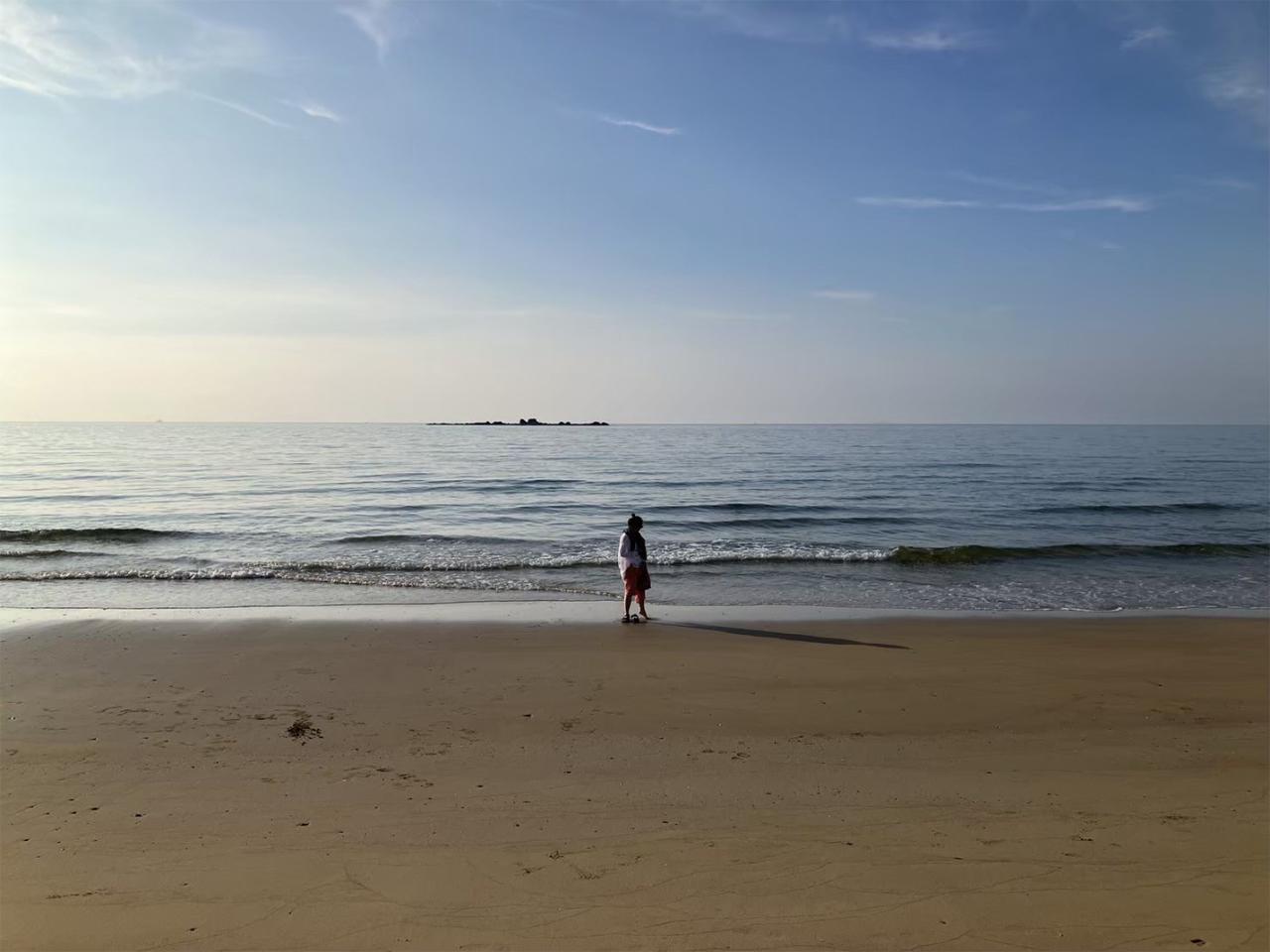 「今年の夏に福岡の糸島に訪れた際、誰もいない海岸で過ごした夕暮れ時の写真です。」（写真提供：倉地麻子）