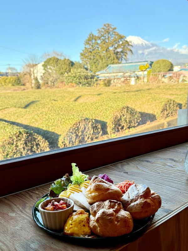 富士〈YUHOBI Cafe〉富士山と茶畑が見える倉庫カフェで地元食材をたっぷり味わう