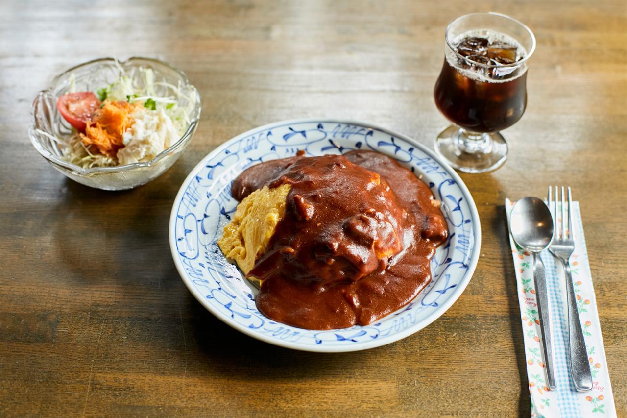 オムライスセット 900円。ドリンクは、トロリと滑らかなクリームがのったリッチなコーヒーに変えることも可能。