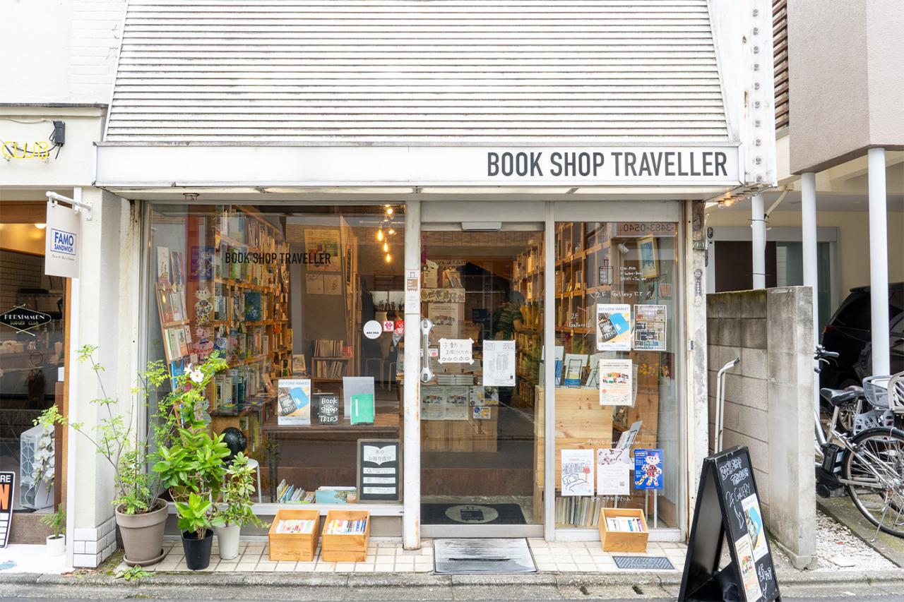 5軒長屋の一角にある、2023年4月オープンの〈BOOKSHOP TRAVELLER〉。