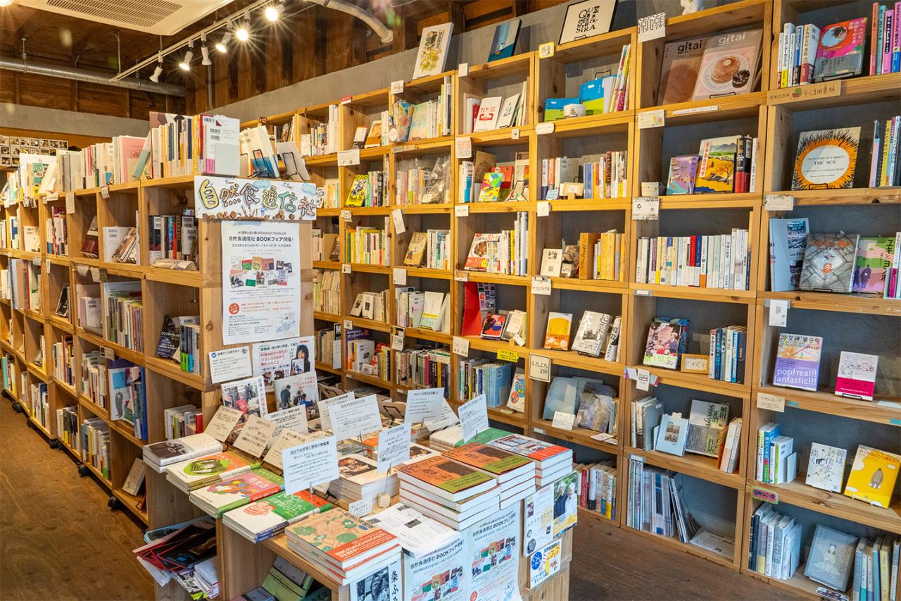 大阪のシェア型書店にインスパイアされ、手づくりの木箱を使ってレイアウト。