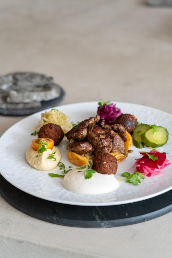 静岡〈汽 [ki:]〉で楽しいレバノン料理。