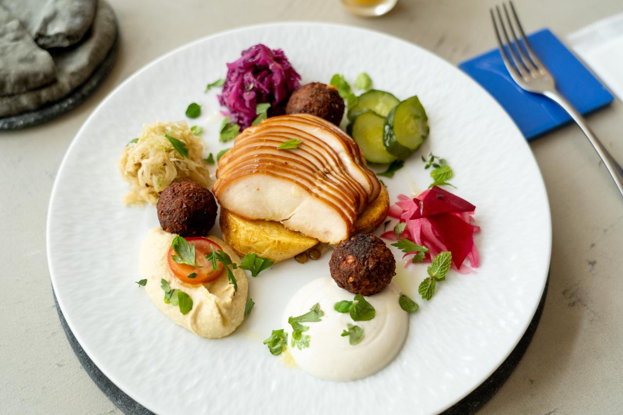 モーニングセット（スモークチキンのプレートにピタパン、スープがつきます）