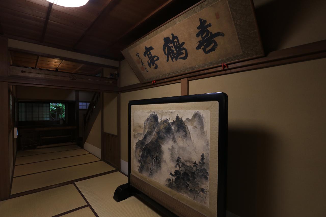 「喜鶴亭」の文字は三条実美による揮毫