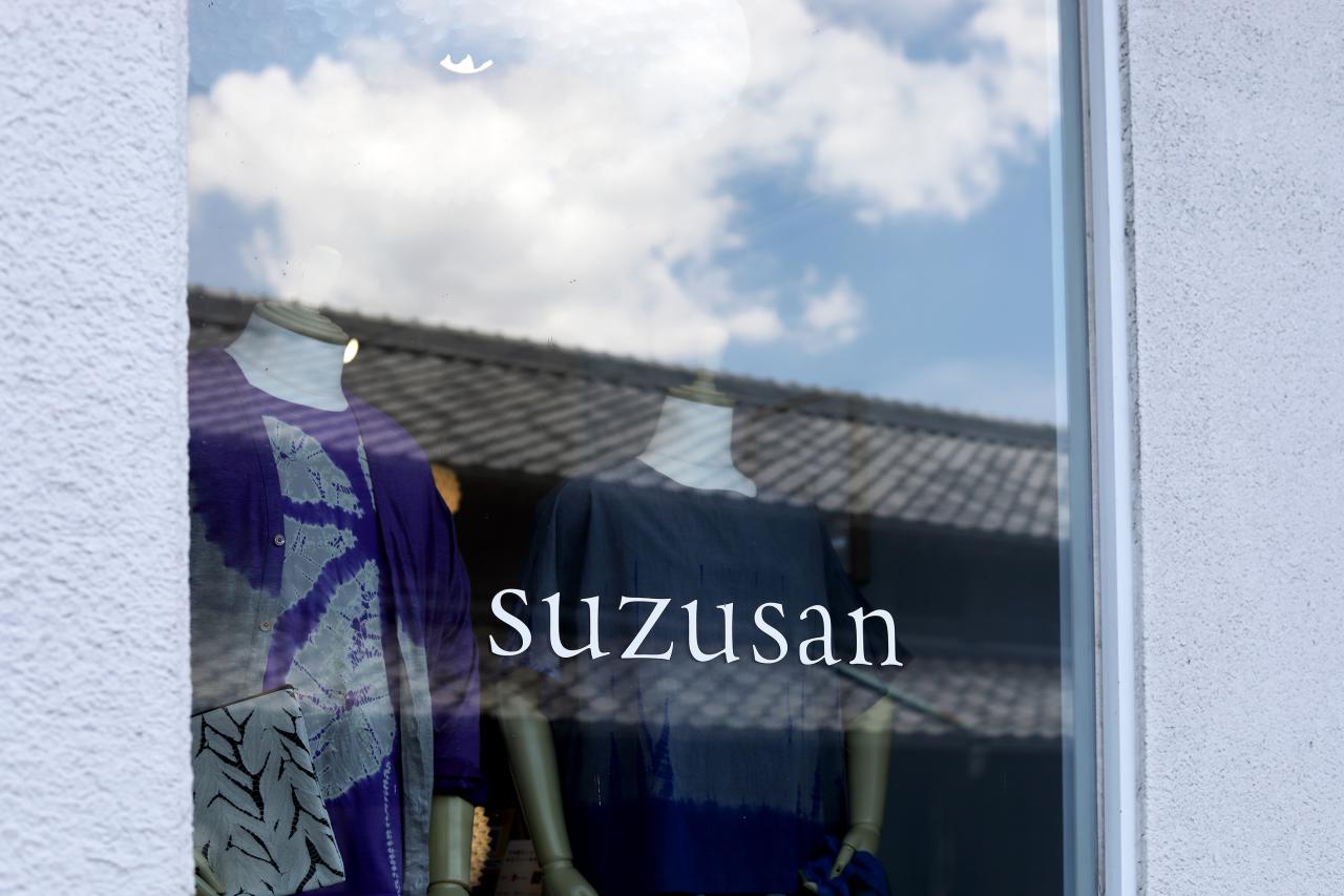 ドイツのデュッセルドルフを拠点にするブランド「suzusan」。写真は有松の直営店の様子。特に海外ではカシミヤニットが人気。