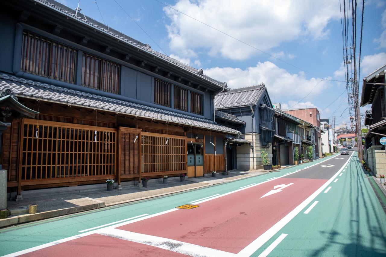 多治見駅から歩いて15分ほど、多治見橋を渡った先にあります。