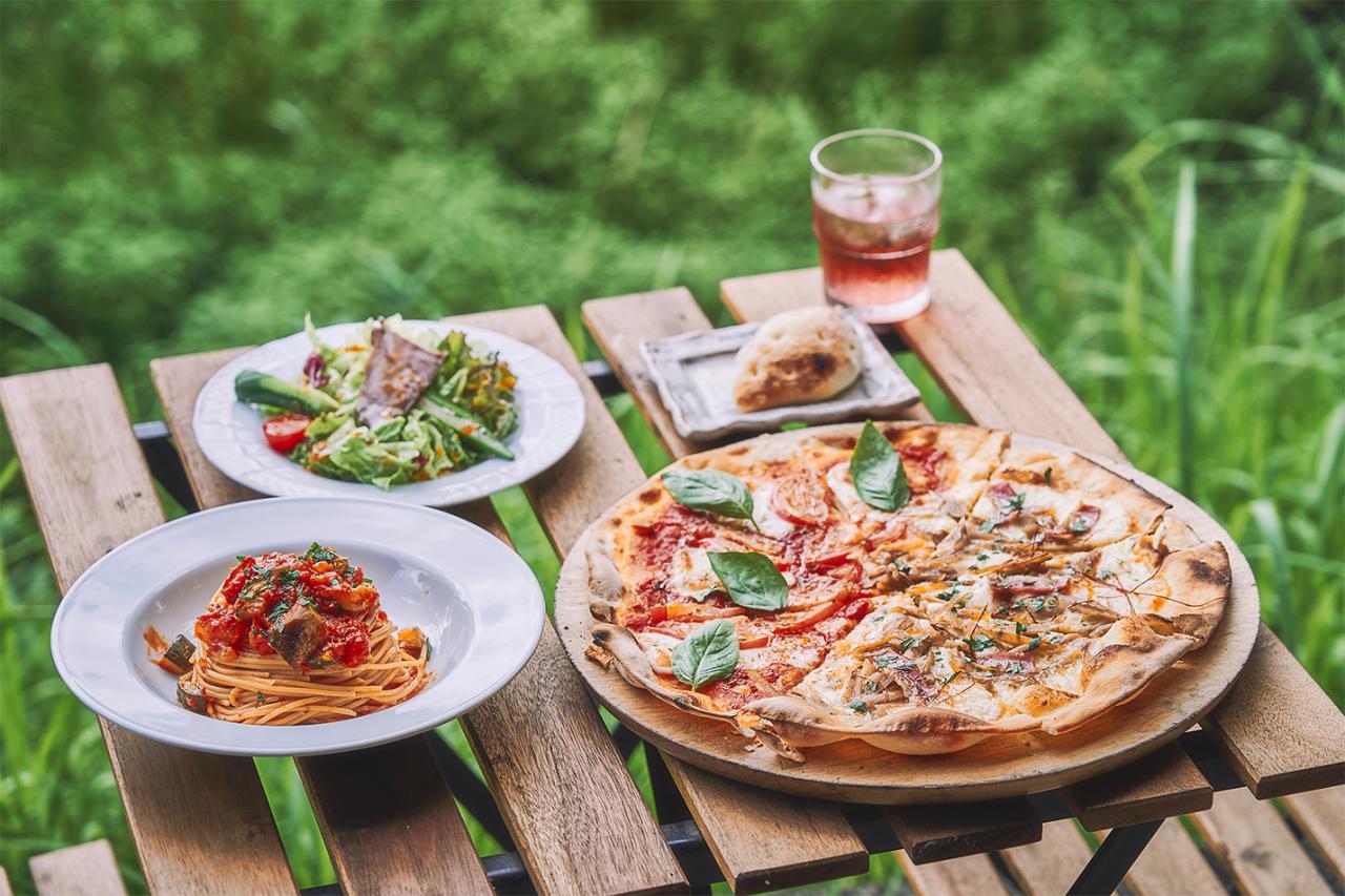 シェアランチは、Lサイズのピザ１枚、パスタ２品、生ハムのサラダ２皿、ドリンクバー、自家製ミニフォカッチャ付きで3,480円。