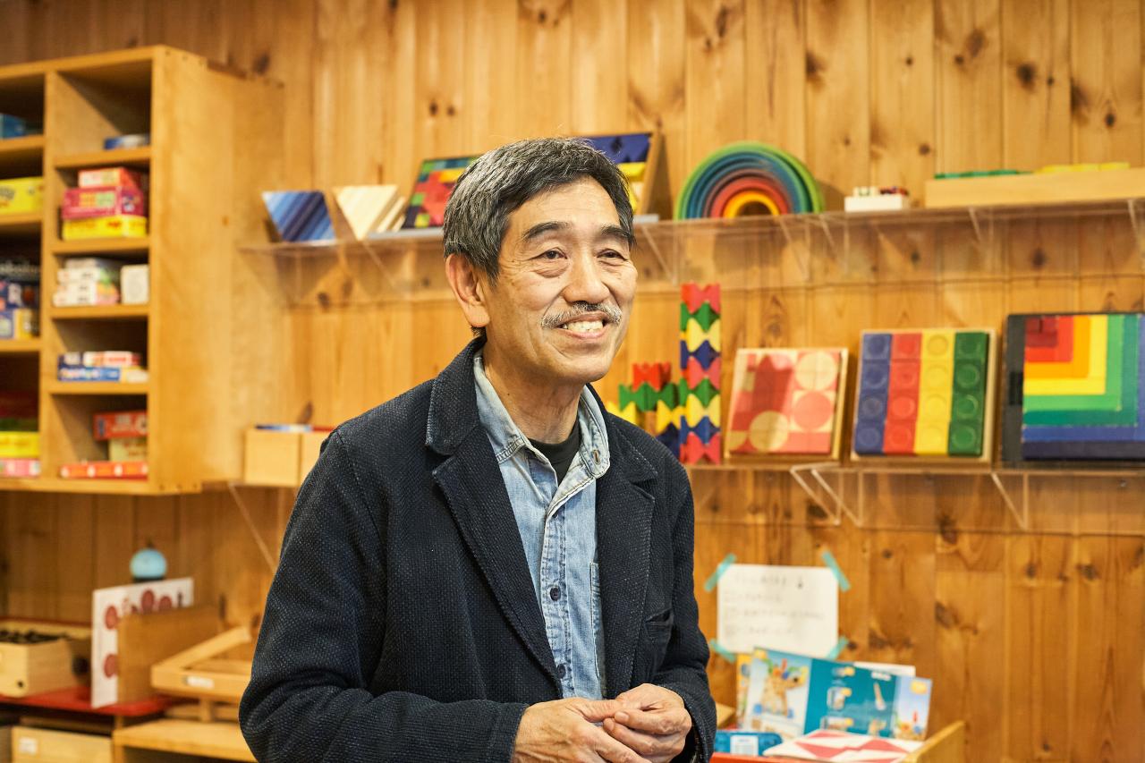 代表の柿田友広さん。〈百町森〉の運営のほか、大学や子育て支援などで授業や講演も行う。著者に『絵本とおもちゃでゆっくり子育て』（マイルスタッフ）など。