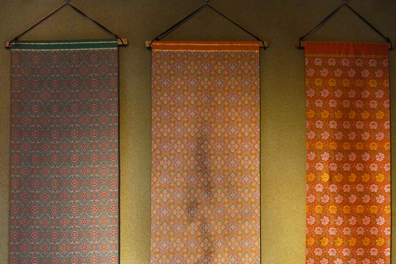 左から、奈良、平安、室町時代の織物の復原