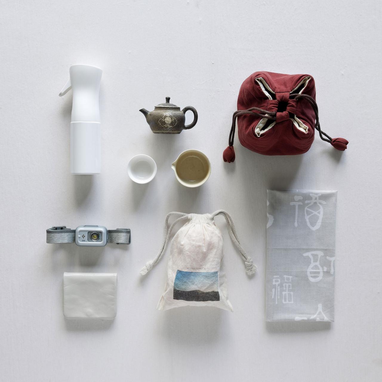 左上から時計回りに、ミストスプレーボトル、中国茶の携帯セット、手拭い、巾着に入れた激ツボール、小さいお財布、早朝参拝用のライト