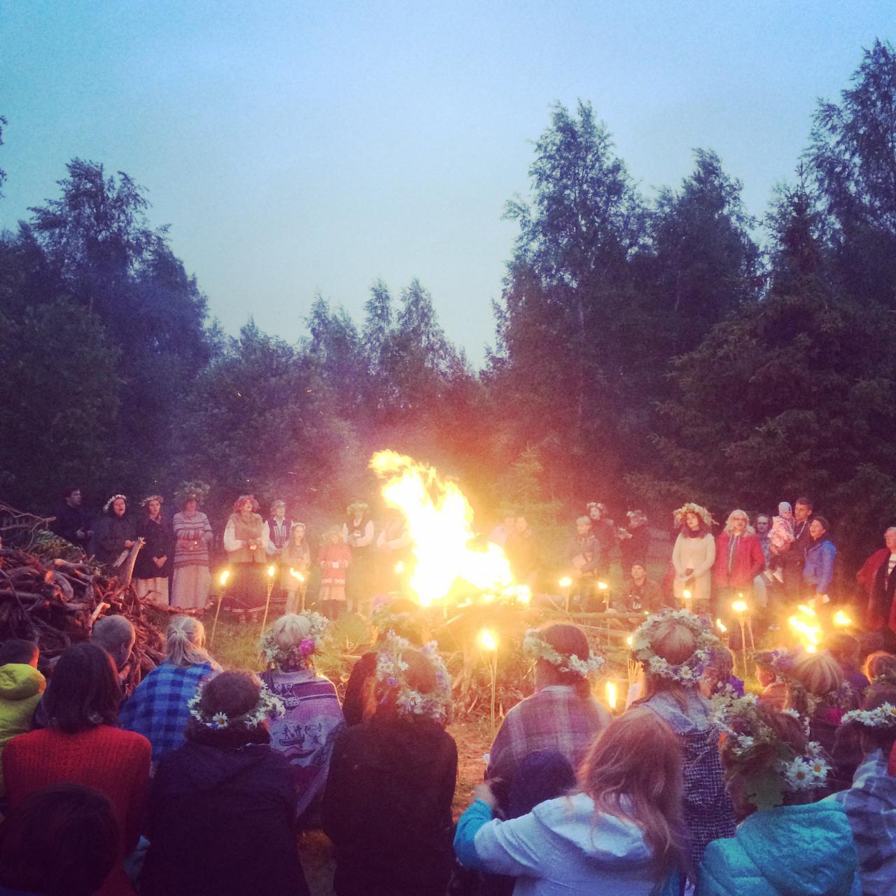 ラトビアの森で開かれた夏至のお祭りに参加したとき（写真提供：平澤まりこ）