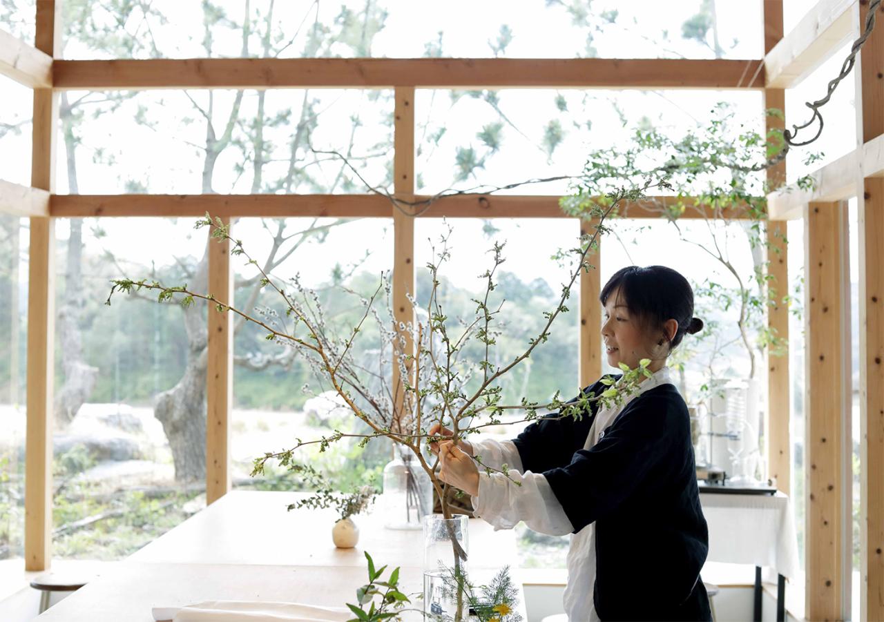 降っても晴れても美しい店内。スタッフの葵さんは多気町在住のフローリストで、ご自宅の庭で育った花々や木を使ってRINNEのほか、VISON HOTELや本草湯の設えも担当している。お店で月に一度開催しているフラワーアレンジメントのワークショップは、東京から通う人もいるほど人気だ。