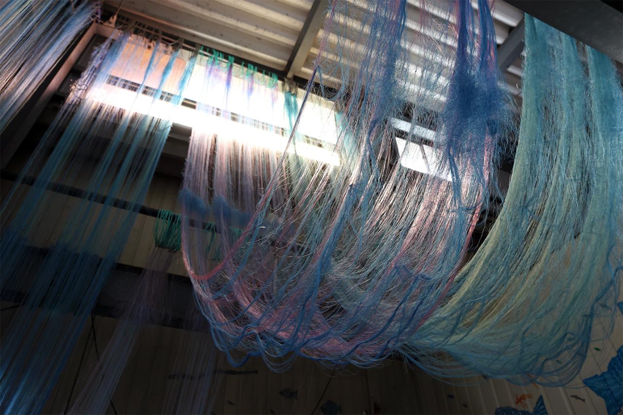 刺し網漁で使用される色とりどりの漁網。