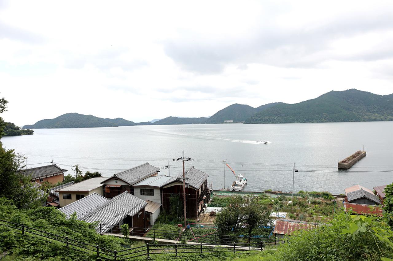 沖島港から徒歩約10分、階段を上った先にある「おきしま展望台」では、長命寺山から伊崎半島、鈴鹿山脈を一望できる。
