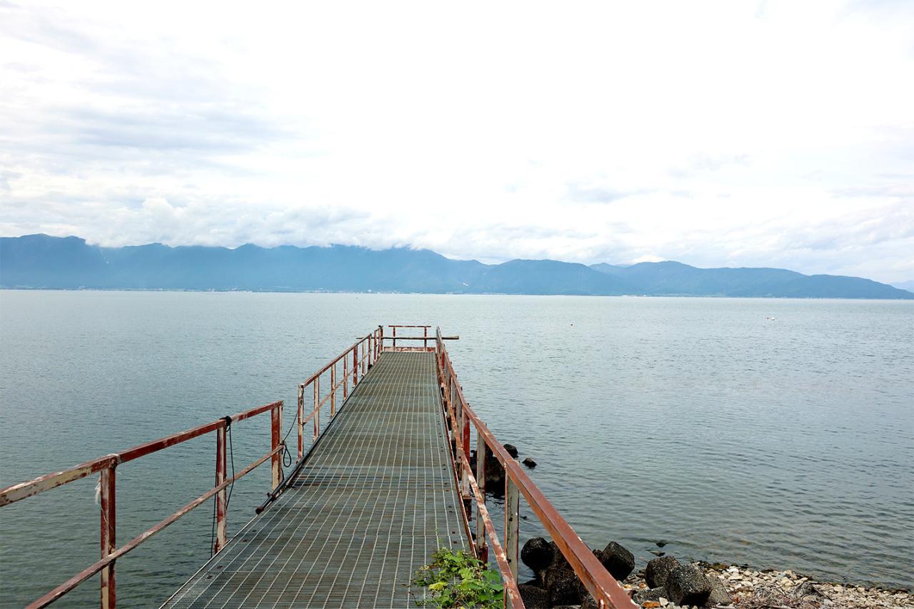 「沖島漁港」から北西に徒歩約5分の桟橋からは、琵琶湖の対岸にある比良山系が見える。