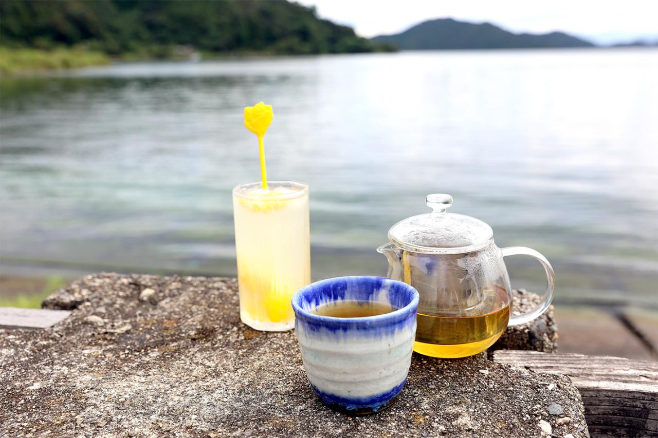 「沖島産よもぎ茶」500円のほか、季節のドリンクも。写真は「夏みかんソーダ」（今季終了）。