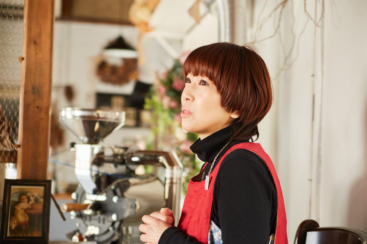 〈Take Coffee Roastery〉店主の竹本真規子さん。