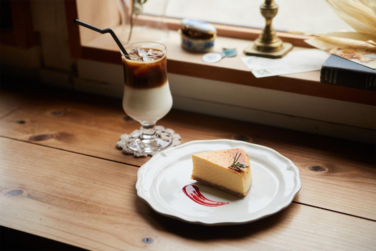 カフェラテ550円、チーズケーキ620円。チーズケーキはまったりとした口当たりで濃厚な味わい。
