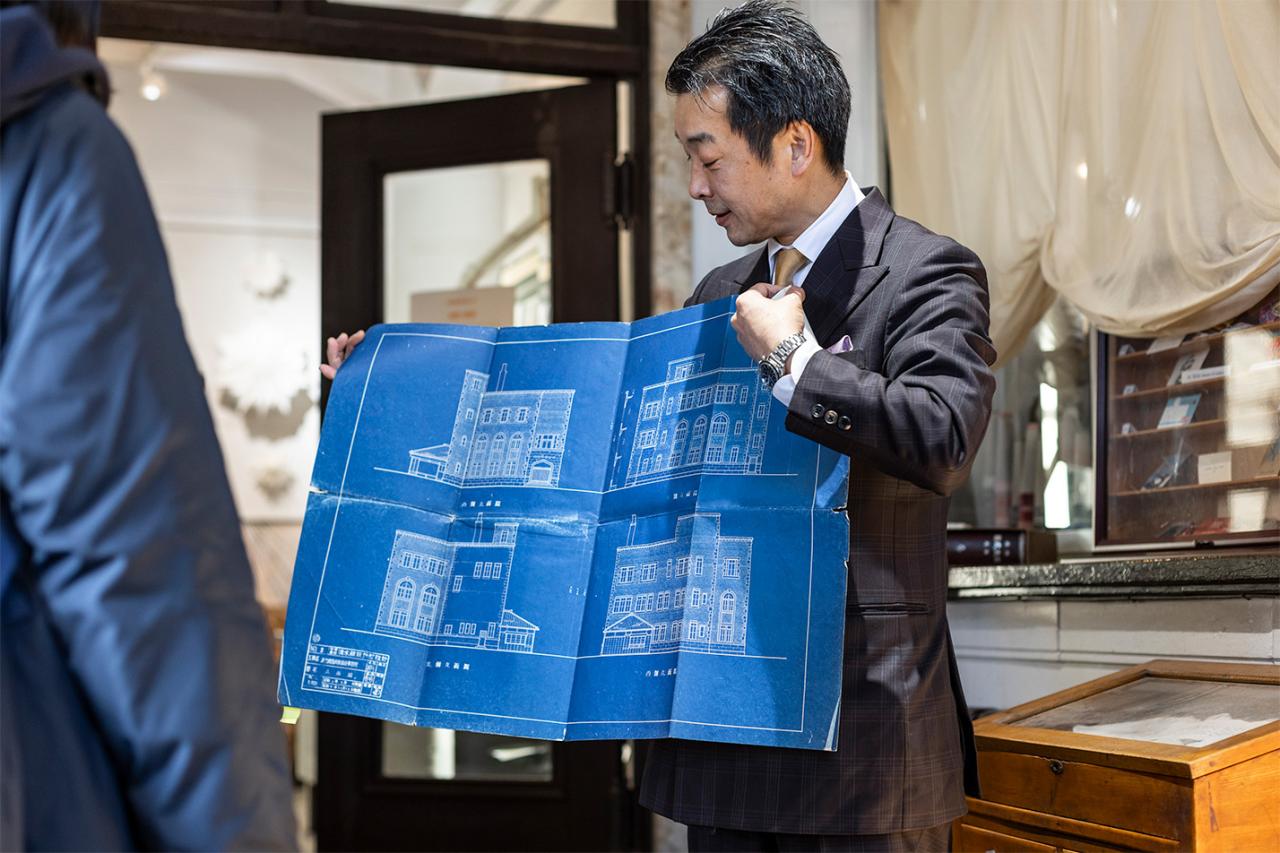 株式会社リテイル代表取締役の伊藤核太郎さんが、特別に建設時の青図（立面図）を見せてくれた。